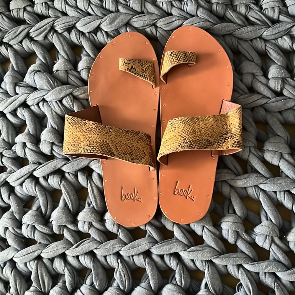 Beeks Snakeskin Toe Ring Sandals 9 EUC